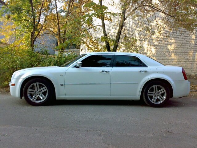 Chrysler 300C белый