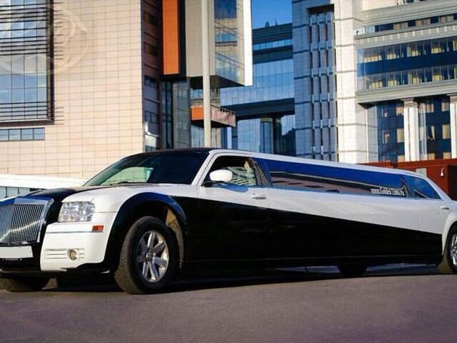 Лимузин Chrysler 300С черно-белый