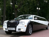 Лимузин Chrysler 300С черно-белый