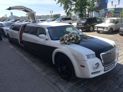 Лимузин Chrysler 300С белый с черным