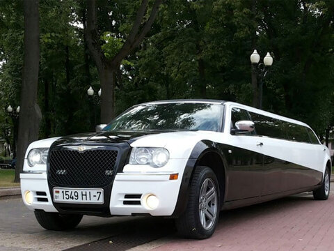 Лимузин Chrysler 300С черно-белый