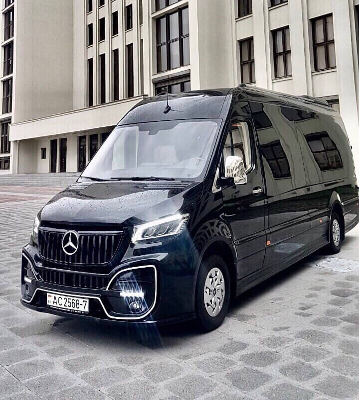 Mercedes Benz Sprinter 2019 with people